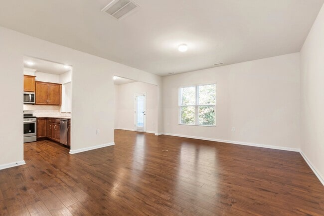 Building Photo - Elegant Townhome Near Southpoint Mall!