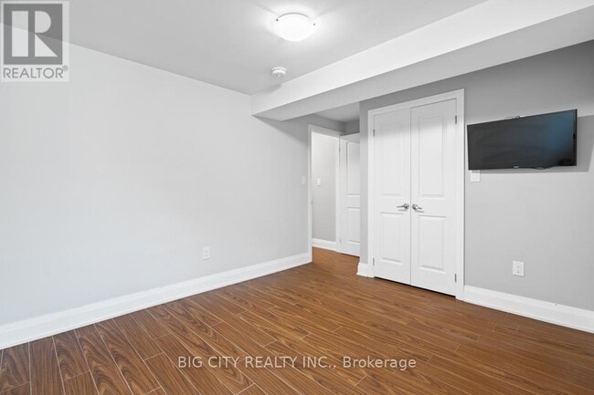 Building Photo - 465a Cosburn Ave.