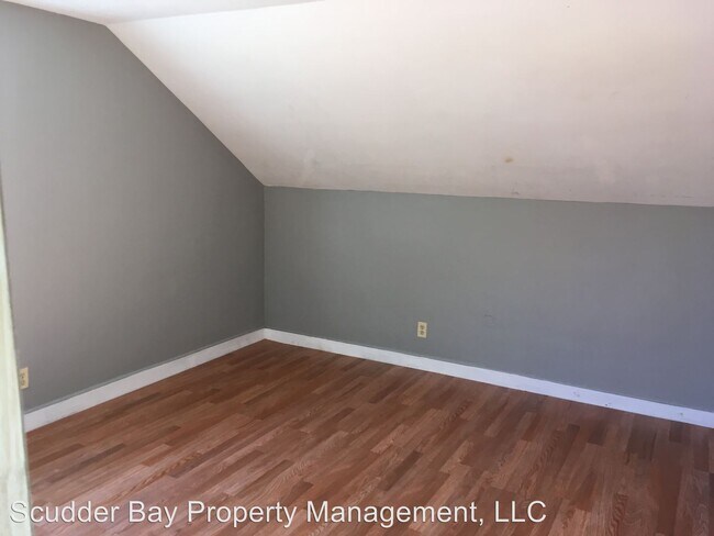 Building Photo - 3 br, 1 bath Apartment - 51 Lake st