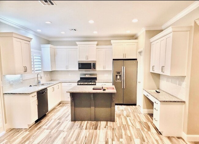 Building Photo - 3 Bedroom Home With Community Pool and Centrally Located