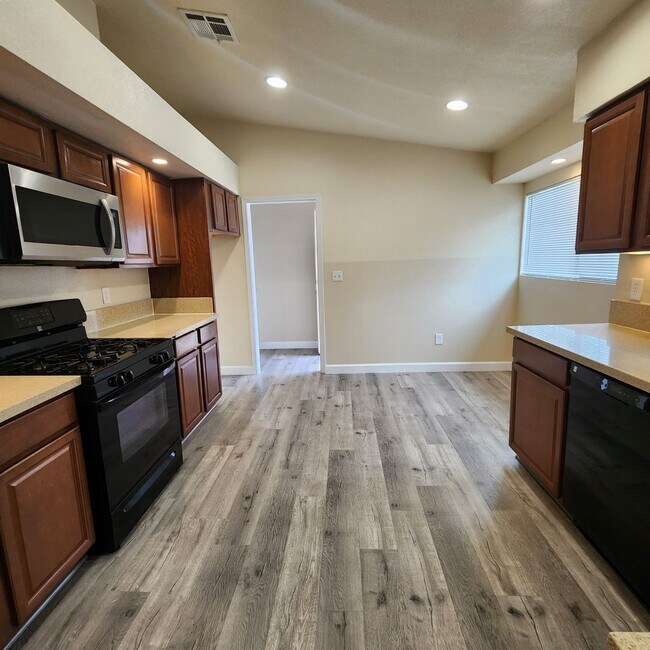 Foto del edificio - 3 Br/ 2Bath Concord with bonus room