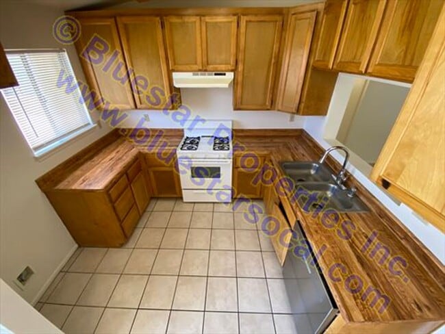 Building Photo - GREAT LOCATION!! Property in HESPERIA CA!!...