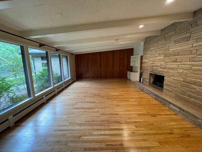 Building Photo - Riverside Gardens Neighborhood Home