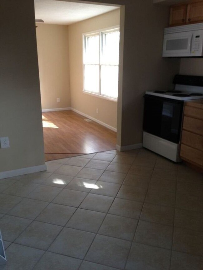 Building Photo - Spacious 3Bed/2Bath  Reduced Rent & Securi...