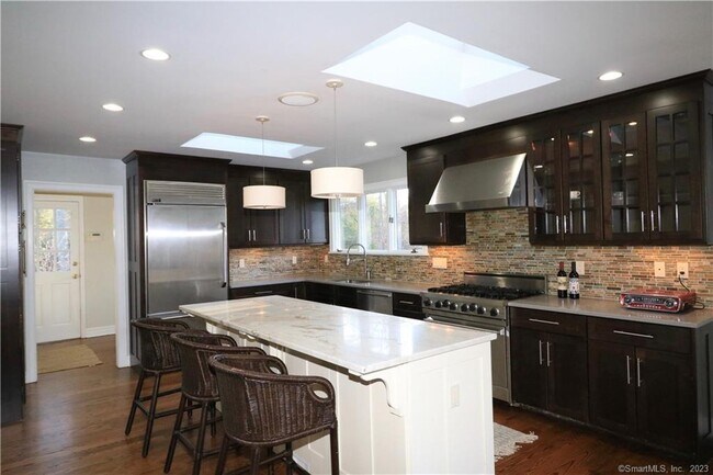 Building Photo - 950 Rock Rimmon Rd