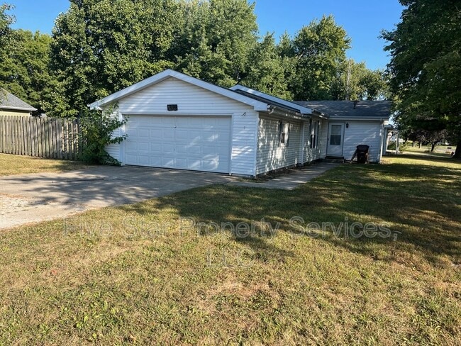 Building Photo - 402 N Iris Dr