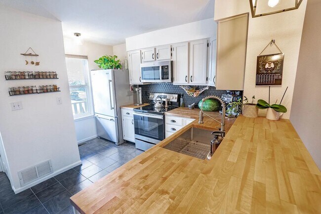 Building Photo - Lousiville Townhome Ready to Lease!