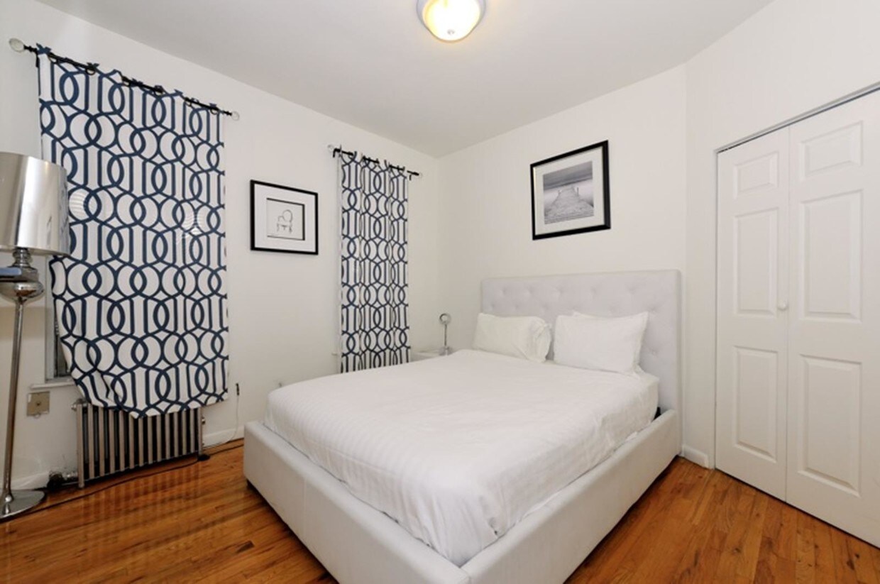 Foto principal - 452 West 36th Street