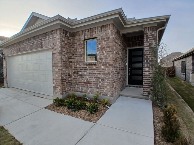 Building Photo - 600 Clover Crk Dr