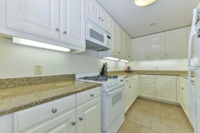 Building Photo - 2 Avery St