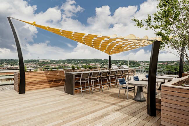 Terraza en la azotea con lounge al aire libre, ideal para recibir invitados - Arris