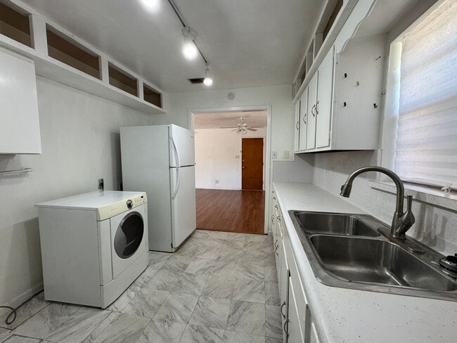 Building Photo - 2 bedroom/1 bath available for IMMEDIATE M...
