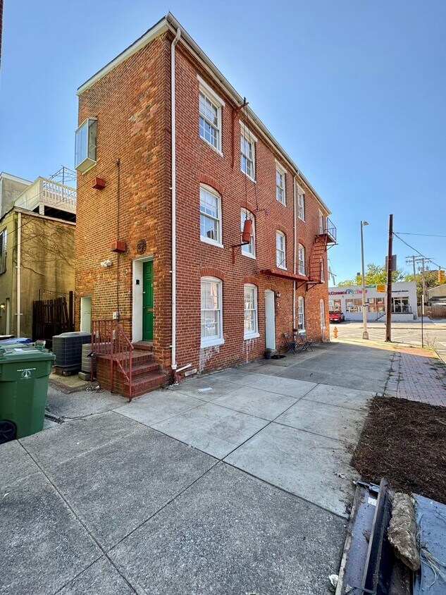 Primary Photo - 21 W Montgomery St