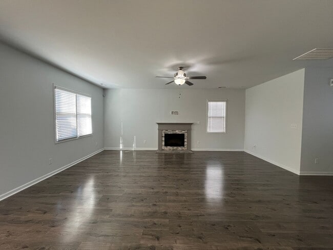 Foto del edificio - Beautiful 4 Bed 2.5 Bath Raeford Home with Fenced Yard