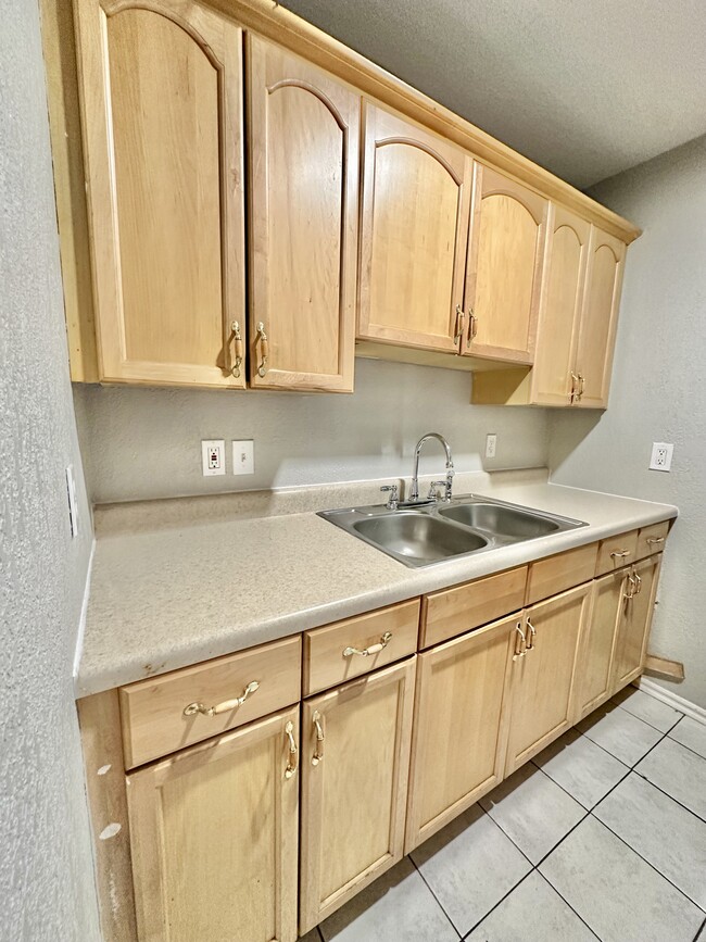 Building Photo - 5320 Lovell Ave