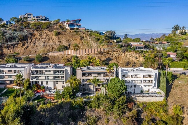 Building Photo - 7218 Mulholland Dr