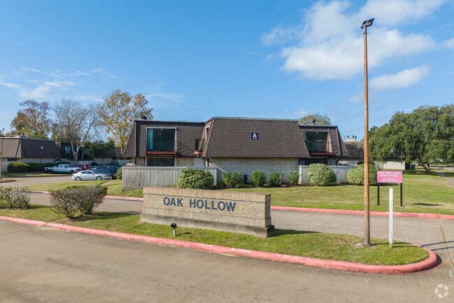 Building Photo - Oak Hollow