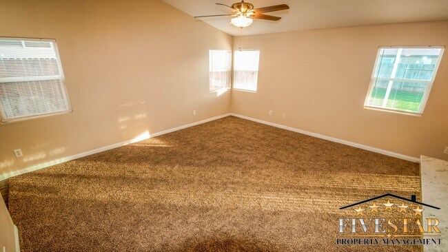 Foto del edificio - House for Rent in SouthWest Bakersfield