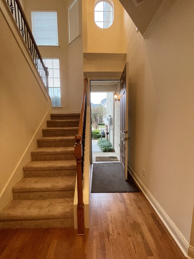 Building Photo - 2520 Champagne Dr