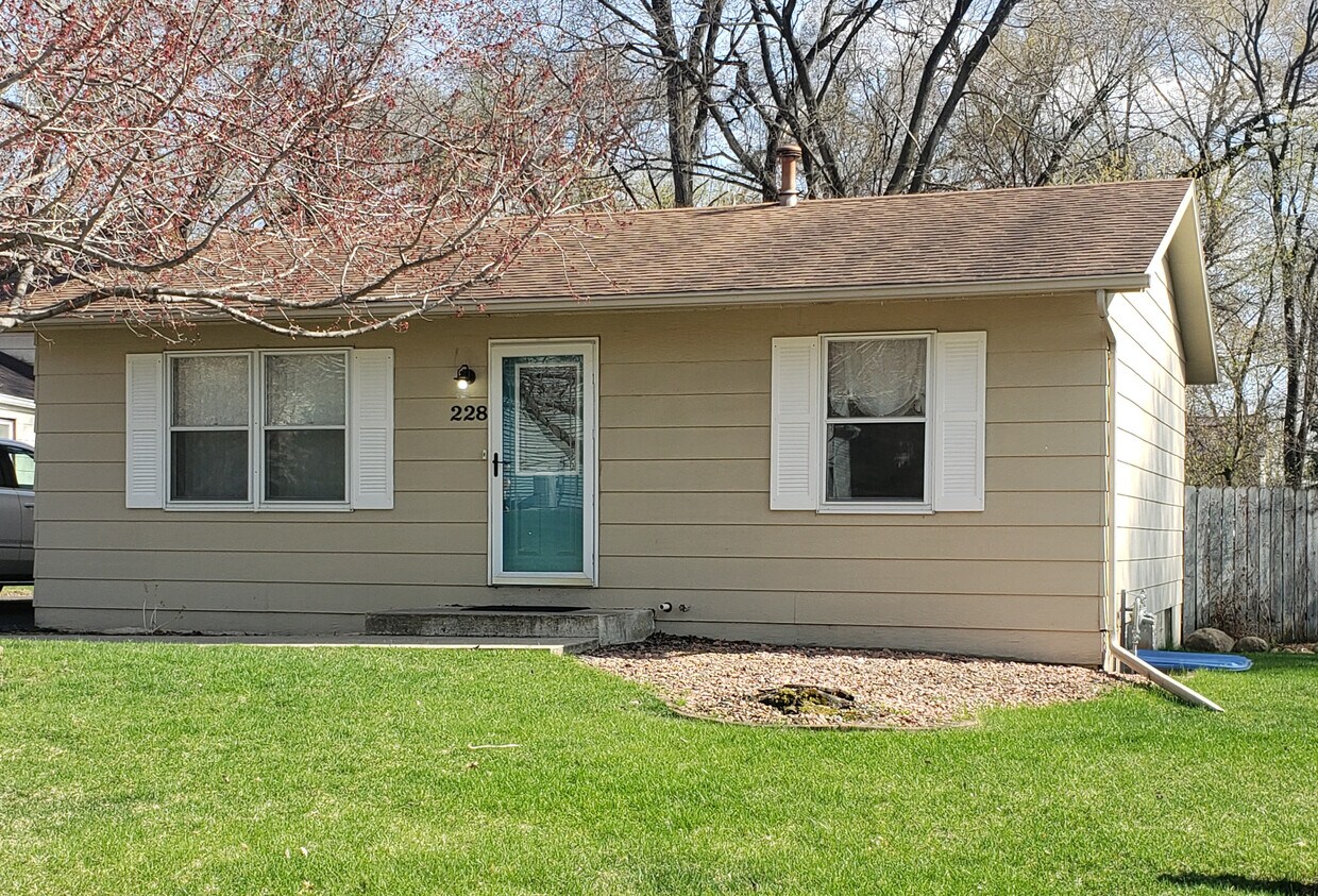 228 E River Ln NE, Rochester, MN 55901 House for Rent in Rochester