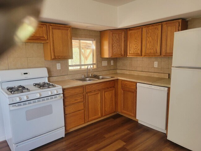 Foto del edificio - 2 Bed/1Bath and Bonus Room