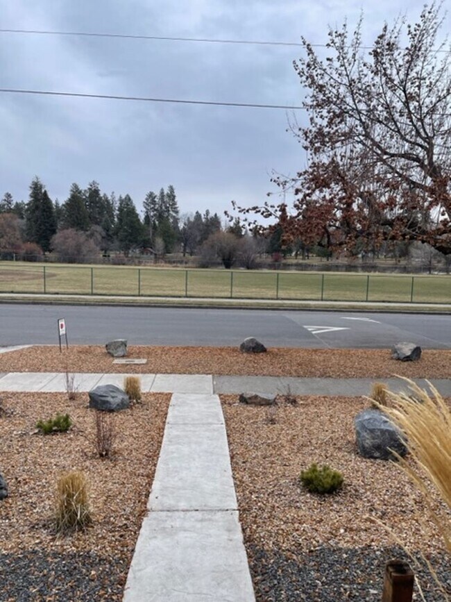 Building Photo - Adorable 1 Bed/1 Bath with River views!