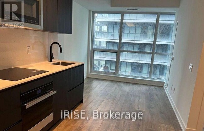 Photo du bâtiment - 327 King St W