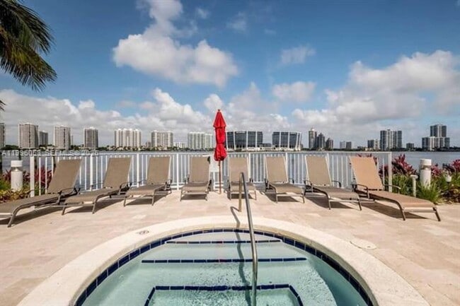 Foto del edificio - 18100 N Bay Rd