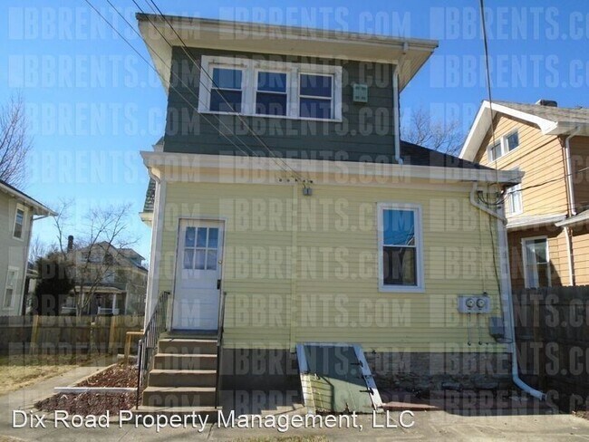 Building Photo - 736 Main St