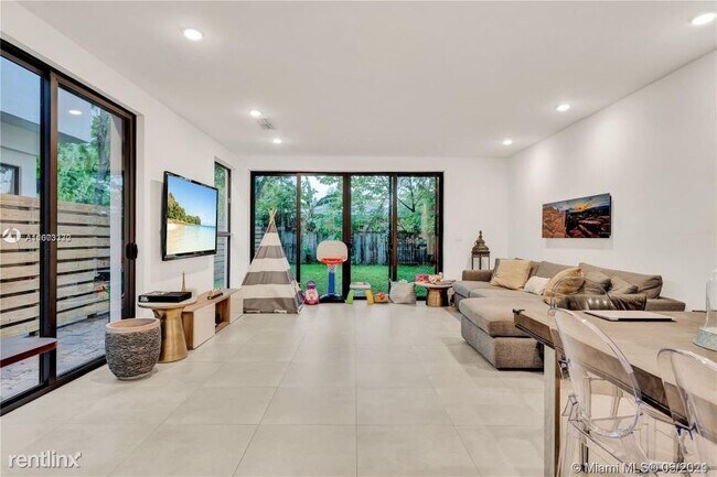 Building Photo - 2740 SW 29th Ave