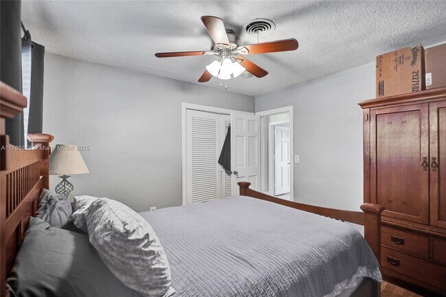 Foto del edificio - 1825 NE 187th St
