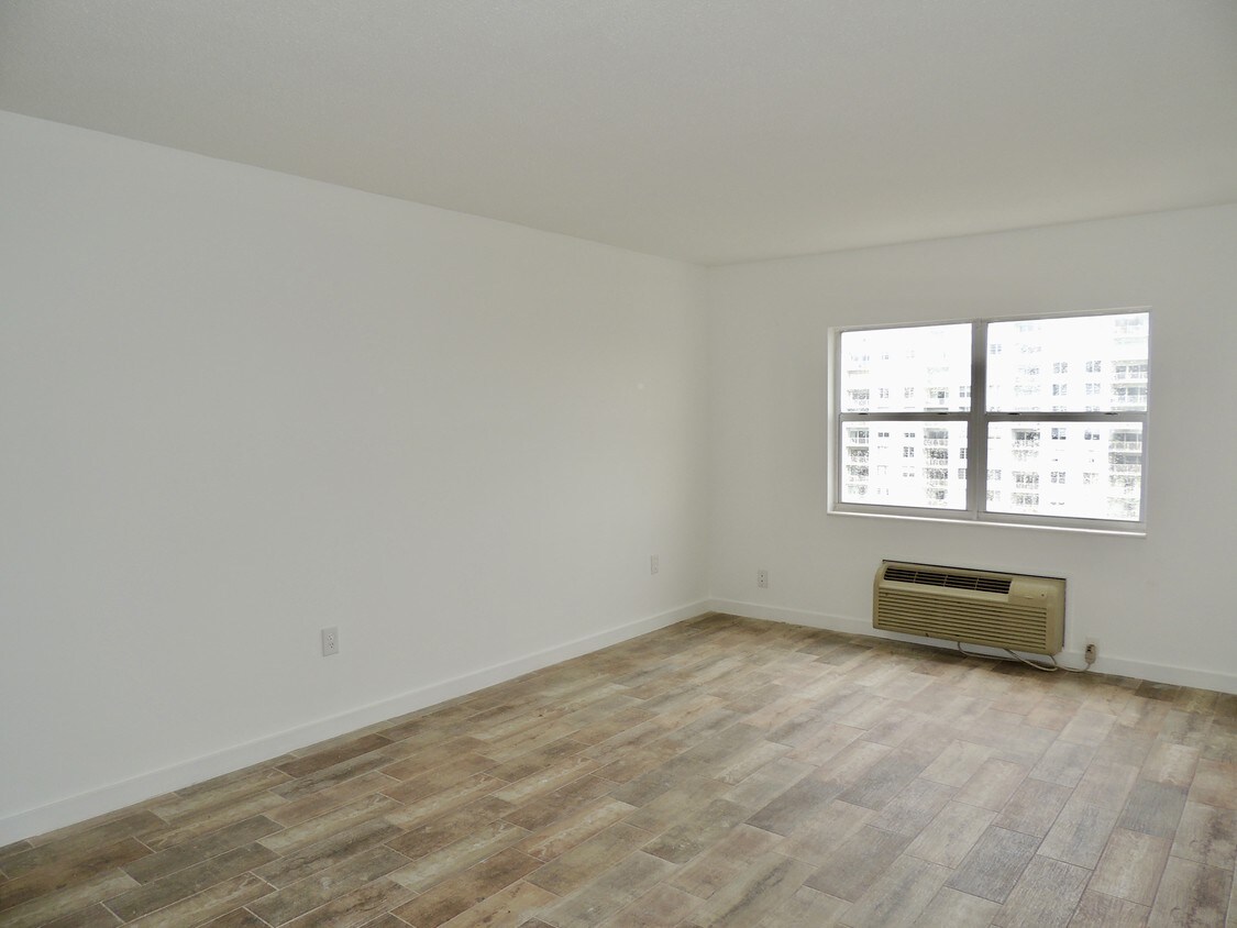 Foto principal - 400 Kings Point Dr