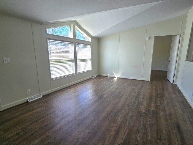 Building Photo - 165 Cattle Ln