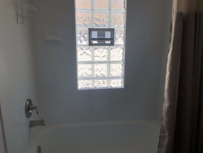 Lots of natural light - 4407 N Morris Blvd