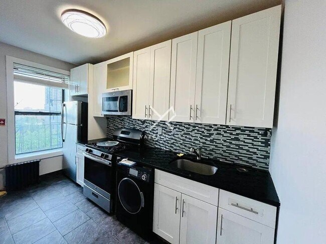 Foto del edificio - 3 bedroom in Brooklyn NY 11233