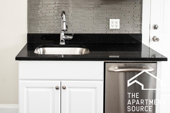 Photo - 3819 N Greenview Ave Apartment