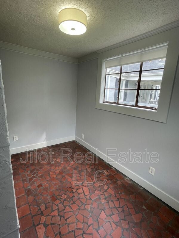 Building Photo - 1845 Lakewood Terrace SE