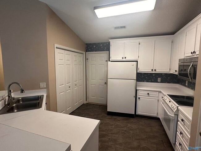 Building Photo - 136 Hollington Dr NE