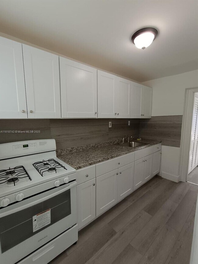 Foto del edificio - 1857 SW 4th St