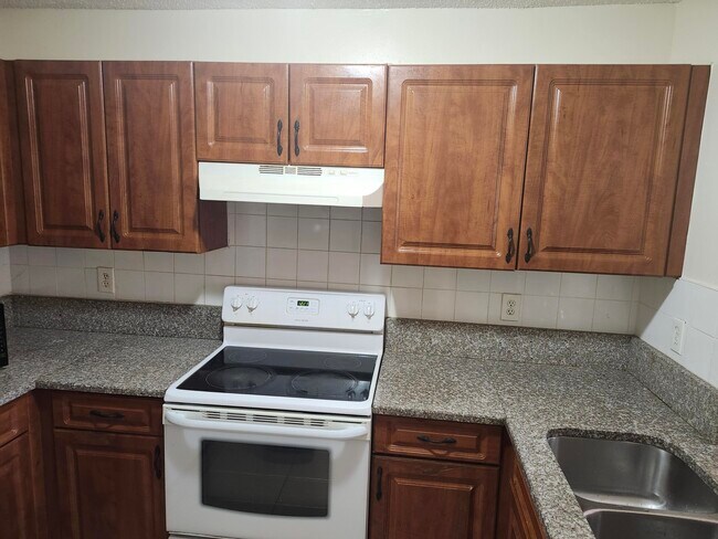 Building Photo - 621 Cypress Way W