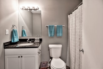 Bathroom-01.jpg - Hideaway