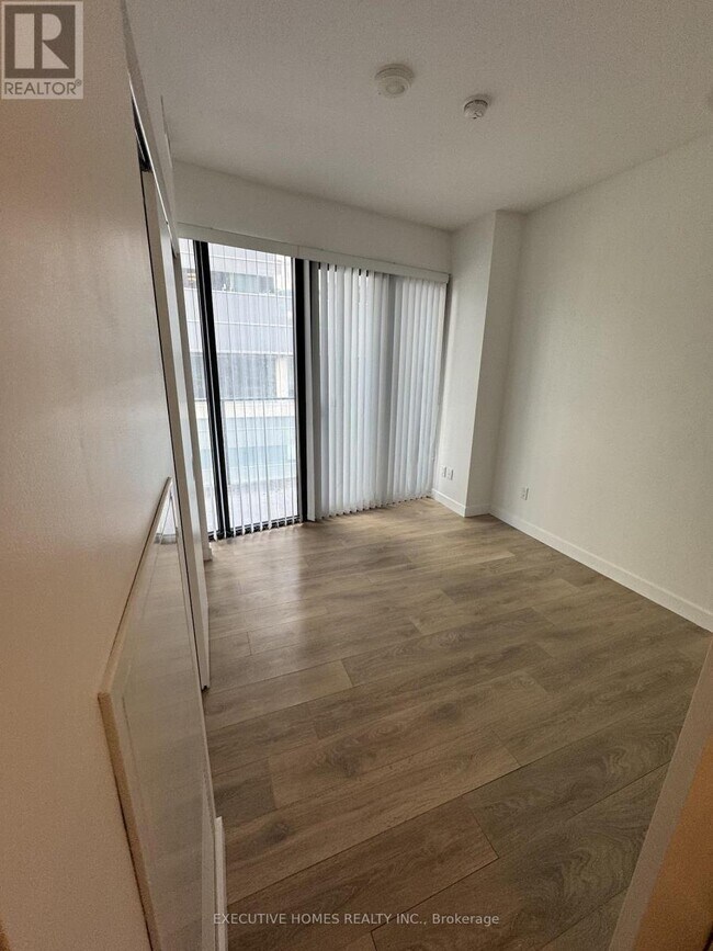 Photo du bâtiment - 215 Queen St W