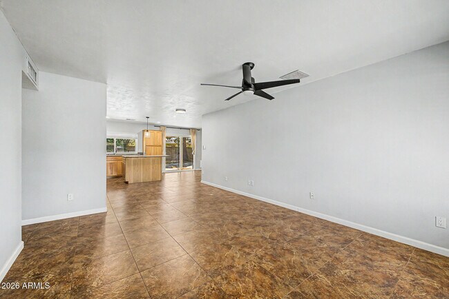 Foto del edificio - 855 W Lindner Ave