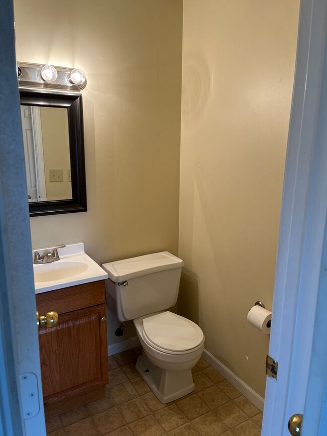 Foto del edificio - 2 Bedroom, 1.5 Bath - Warsaw, Carport Included