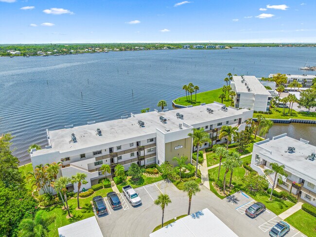 Foto del edificio - 1950 SW Palm City Rd