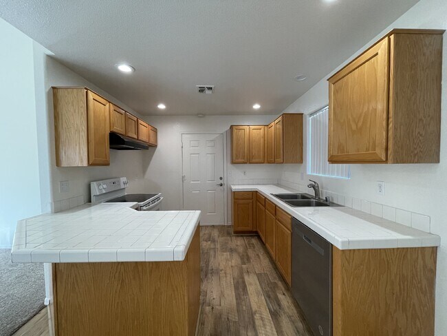 Building Photo - Sunset Ranchos home for rent.