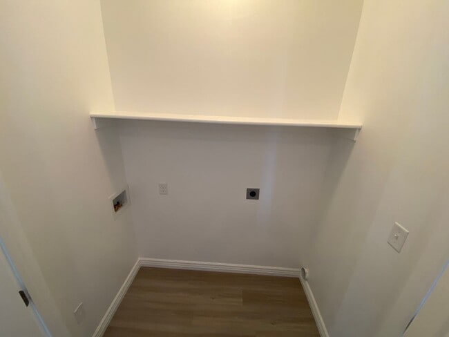 Building Photo - Fabulous Salem Townhome!!