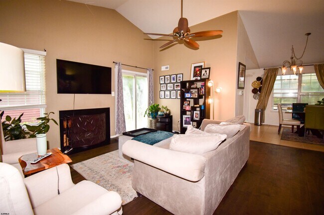 Foto del edificio - 712 Eagle Point Ct