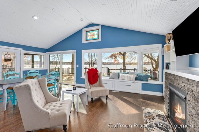 Building Photo - 3 bed, 2.5 bath Located on Bostwick Lake