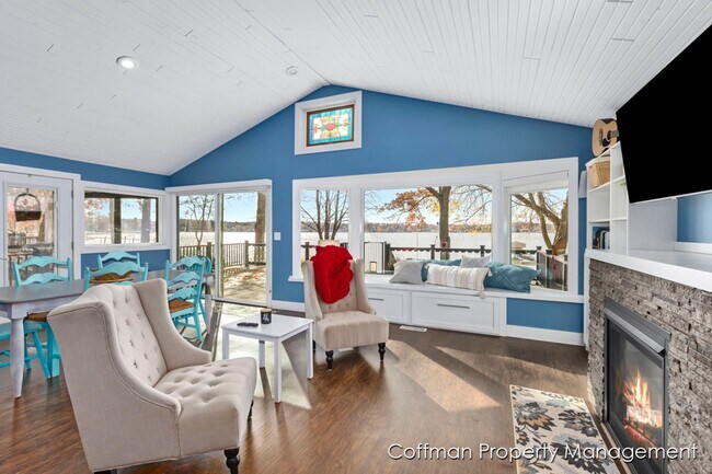 Foto del edificio - 3 bed, 2.5 bath Located on Bostwick Lake